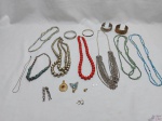 Lote de diversas bijuterias, composto de colares, pulseiras, etc.