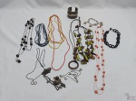 Lote de diversas bijuterias, composto de colares, pulseiras, etc.
