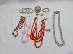 Lote de diversas bijuterias, composto de colares, pulseiras, etc.
