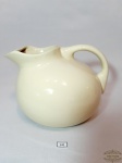 Jarra  para Agua em Porcelana Creme . Medida: 16 cm altura x 10 x 11 . apresenta mini bicado Bico