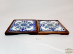 2 Descansos de Madeira com Azulejo Azul e Branco. Medida: 17 cm x 17 cm .  Apresentam Azulejo Trincado.