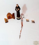 Lote Arte Sacra 6 Peças Diversas. Sendo 1 Santo antonio , 1 oratório no estado, 1 terço , 1 agua benta e 2 medalhas. Medida Santo gesso 21 cm altura e Oratório 14 cm x 9,5 cm