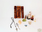 Lote Arte Sacra 10 Peças Diversas sendo  1 oratorio , 3 santos , 1 agua benta , 2 terços 2 anjos e 1 pingente.  Medida: oratório 17 cm x 21 cm