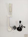2 Luminarias de Mesa para Escritorio sendo 1 Plastico e 1 Base Mdf. Medida: 22 e 32 cm altura