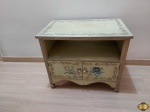 Mesa auxiliar, 2 divisórias, com 2 portas em madeira com patina branca floral. Medindo 65cm x 41cm x 55cm de altura.