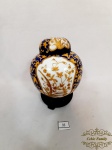 Potiche Porcelana Pintada a Mão Azul cobalto com Ouro sob peanha. Medida:  15 cm altura sob peanha e 10 cm altura só o potiche x 4,5 cm diametro