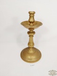 Grande Castiçal Torneado em Metal Dourado Base Circular. Medida:  33 cm altura