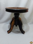 Banqueta em madeira com assento redondo de palhinha. Medindo 36cm de diâmetro x 42cm de altura. Necessita reparar a palhinha.