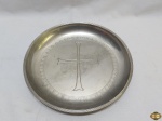 Lindo prato decorativo em estanho John Somers com crucifixo. Medindo 28cm de diâmetro.