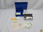 Antiga maleta de primeiros socorros da Johnson & Johnson, modelo 8161. Com diversos acessórios, perfeito estado de conservação. Medicamentos já vencidos, peça para colecionador, não para consumo.