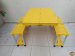Mesa para piquenique portátil em plástico duro da marca Family. Medindo a mesa 87cm x 78cm x 72cm de altura e fechado 87cm x 39cm.