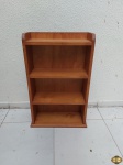 Pequena estante com 4 andares em madeira. Medindo 73cm de altura x 45cm de largura x 17cm de profundidade.
