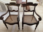 Excepcional par de cadeiras de braço, de madeira nobre esculpida /entalhada, com assentos em palhinha, originais.