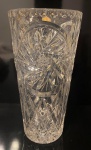 Excepcional jarra floreira, de cristal bohemia, cerca de 1950, ricamente lapidada, ainda com selo da manufactura. Med. 25cm de altura, 15cm de diâmetro, boca.