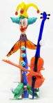 MURANO - Bela e elegante Escultura em vidro artístico de Murano representando alegre Palhaço violoncelista decorado com riquíssima coloração. Perfeito estado de conservação, mede aproximadamente 16 cm de altura.