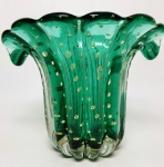 MURANO - Belíssimo e grande vaso em vidro artístico de Murano estilo Napoleão de tonalidade Verde Esmeralda, feitio gomado com bolhas, pó de ouro e linda borda. Perfeito estado de conservação. Mede 18,5 cm de altura x 21 cm de diâmetro.