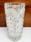 Elegante e belíssimo antigo vaso finamente executado em cristal de tonalidade translúcida, rica e lindíssima lapidação á mão. Excelente manufatura e qualidade. Mede 21,5 x 11,5 cm. Perfeito estado de conservação.