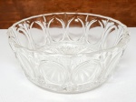 Elegante e lindo bowl executado em cristal de excelente qualidade e manufatura, tonalidade translúcida com rica lapidação. Mede 6,5 x 17 cm. Perfeito estado de conservação.