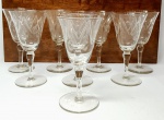 Belíssimo conjunto composto por 8 taças em cristal decorado com clássica lapidação em perfeito estado de conservação . Brasil século XX . medem 15,5 x 8,0 cm .