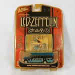 Led Zeppelin - Lindo Onibus personalizado com o tema de uma das maiores bandas do rock mundial. Fabricado na escala 1/64 pela Johnny Lightning. Embalagem lacrada com um pequeno detalhe no plástico. Miniatura mede aprox. 9cm de comprimento