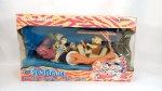 Brinquedo antigo Flinstones - Lindo set com a família Rubble (Barney, Betty, Bam Bam e o dinossauro Dino) - Funciona fricção. A caixa mede 26cm de comprimento. A caixa contem avarias do tempo. Fabricado pela Boley