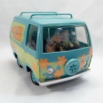 Scooby Doo - The Mystery Machine - Linda miniatura (de um kit de plastimodelismo montado) do carro do grupo de detetives mas famosos do mundo. Com a figura do Salsicha e do Scooby no interior. Tem marcas nos vidros. As rodas giram livremente. Mede 16cm de comprimento