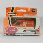 Coca Cola -  Ford Transit Van - Linda miniatura na escala 1/64 na embalagem lacrada. Fabricada pela Matchbox na Escala 1/64. Embalagem com desgastes do tempo