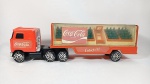 Coca Cola - Brinquedo antigo de lata - Lindo caminhão MACK de entregas. Com carrinho de mão e as 5 caixas de garrafas originais. Fabricado pela Buddy L em Macau. As rodas giram livremente. Mede 26cm de comprimento