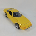 Ferrari 365 GTB/4 Daytona - Linda miniatura na escala 1/24 fabricada pela Majorette em diecast com partes em plástico injetado. Abre as portas e o capô, as rodas giram livremente e os pneus são em borracha