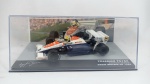 Ayrton Senna - Toleman TG184 - GP da Grã Bretanha da Fórmula 1 F1 temporada de 1984 - Carro de coleção em miniatura diecast com partes em plástico injetado. Fabricado pela Eaglemoss na escala 1/43. Lacrado, não acompanha fascículo