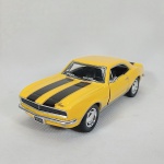 1967 Chevy Camaro Z-28 - Carro em miniatura diecast na escala 1/37 fabricado pela Kinsmart. Abre portas, pneus em borracha e funciona fricção