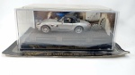 007 BMW Z8 do agente mais famoso do cinema James Bond Miniatura escala 1/43 do filme O Mundo não é o Bastante. Caixa e base originais. Carro de coleção em metal com partes em plástico injetado - Lacrado