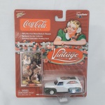 Coca Cola Johnny Lighinting, Ford PANEL van 1956, branca e verde metálicos, inclui Trading Card,  2004, 1/64, no blister original