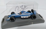 Miniatura Onyx Ligier Renault JS37 Thierry Boutsen   # 25   escala 1:43  item de coleção manuseado -  no estado -  caixa acrílica trincada - Obs: há o nome do piloto na caixa acrílica.