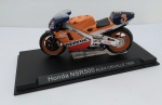 Miniatura Moto Honda NSR500  Alex Criville  1999 - #3 - escala1:24  item de coleção na base original (sem a tampa acrílica e sem uma pequena parte do guidão à esquerda - vide fotos)  miniatura bem conservada