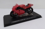 Miniatura  Moto Yamaha YZR-M1  Carlos Checa  2002 - #7 -  escala:1:24  item de coleção na base original (sem a tampa acrílica e com o guidão à esquerda quebrado  vide fotos)  miniatura no estado