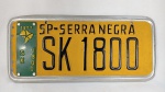 Linda e antiga placa de carro amarela da cidade de Serra Negra no interior de São Paulo. Com placa de licenciamento de 1977.