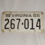 ANTIGA PLACA DE AUTOMÓVEL DO ESTADO DA VIRGINIA / ESTADOS UNIDOS DA AMÉRICA DE 1965. Mede aprox. 30 x 15 cm.