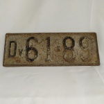 ANTIGA PLACA DE AUTOMÓVEL DO URUGUAI com marcas do tempo. Mede 30,5 x 11,5 cm. 