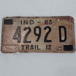 Linda placa americana antiga do estado de Indiana, trail 12, permite elevação de ate 30 cm, ultimo licenciamento em 1983,  medindo 15,5 x 30,5 cm, marcas de uso e do tempo