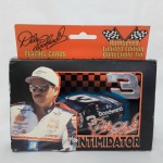 Par de baralhos Nascar, acondicionados em lata litografada em relevo, os baralhos estão lacrados, e ainda tem a proteção externa da lata em papelão, alusiva ao lendário piloto Dale Earnhardt, maior lenda na Nascar