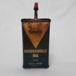 Antiga lata de óleo americana Sunoco, anos 60,  no verso reporta bomba de gasolina, para lubrificação de itens domésticos, formato retangular, 4 Oz, cerca de 118 ml, 12,5 cm de altura