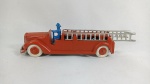 Brinquedo antigo - Caminhão de bombeiro em Zamak fabricado pela Tootsie Toys nos Estados Unidos. As rodas giram livremente e os eixos são metálicos. Tem piloto e duas escadas. Sem escada mede 11cm de comprimento