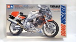 Moto ou motocicleta Yamaha FZR750R 0W01 - Kit plastimodelismo na escala 1/12 fabricado pela tradicional empresa TAMIYA no Japão. Os pneus e rodas foram abertos e montados, o resto está completo nas embalagens conforme manual. A caixa mede 35cm de comprimento.