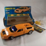 BRINQUEDO ANTIGO - CARRINHO MERCEDES C111 movido à pilha, denominado COMPUTER CAR, fabricado na época em Hong Kong com exclusividade para a Radio Shack. Feito em plástico, mede aprox. 26,5 centímetros de comprimento. No momento não está funcionando - Necessita a substituição de uma engrenagem que foi partida ao meio (vide foto correspondente). Acompanham seis (06) peças na cor amarela, de encaixe na parte superior do carrinho, as quais fazem trajetos diferenciados. A caixa apresenta desgastes em razão do tempo.