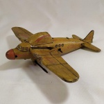 BRINQUEDO ANTIGO US ZONE - AVIÃO de lata (ANTIQUE CKO KELLERMANN GERMAN TIN WIND UP KOMET SPARKLING JET AIRPLANE), movido à corda, fabricado na Alemanha no pós-guerra (US ZONE). Ausência de uma roda. Necessita revisar o sistema de corda. Não acompanha a chave.  A ÚLTIMA FOTO É APENAS ILUSTRATIVA E FOI COLHIDA NA REDE MUNDIAL DE COMPUTADORES.