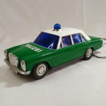 BRINQUEDO ANTIGO SCHUCO - Maravilhosa MERCEDES 200 da POLÍCIA ALEMÃ, com Controle Remoto original com fio, Fabricado em conjunto com a SCHUCO e com a ALFEMA NORTE S/A na Zona Franca de Manaus conforme etiqueta colada. Feito em plástico, está funcionando parcialmente, necessitando revisão. A miniatura mede aprox. 26 centímetros de comprimento. Existe um trincado no vidro traseiro.