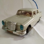 BRINQUEDO ANTIGO - Maravilhosa MERCEDES BENZ com Controle Remoto, fabricada pela GAMA na Alemanha. Apresenta um trinco no vidro traseiro e ausência do Car Mascot, como também um pequeno trinco no teto, nas proximidades do teto solar. Mede aprox. 34 cm de comprimento. Feito em Plástico com Chassi em Metal. Movido à pilha.