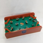 Brinquedo antigo - Jogo com campo de futebol e jogadores acionados por mecanismos (necessita revisão em alguns, quem quiser pode solicitar um vídeo via whatsapp para o funcionamento) não acompanha bola. Feito em madeira com partes plásticas. Fabricado pela antiga empresa Silvio Manfredi. Mede 32cm de comprimento