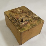 BRINQUEDO ANTIGO - CAIXA DE MÚSICA de MADEIRA - Provável anos 30/40. Ausência da Manivela que faz girar o sistema. Marcas do tempo.  Girando o bocal da manivela comprova-se um som interno, não sendo possível distinguir a música. AO COMPRADOR PODERÁ SER ENVIADO UM VÍDEO DO PRECARIO FUNCIONAMENTO.